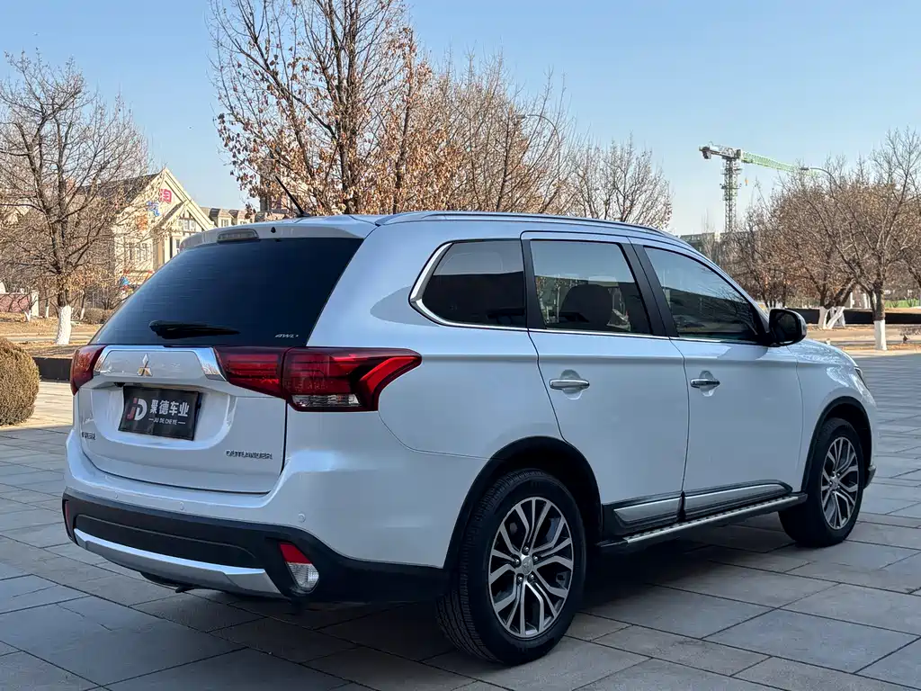 MITSUBISHI OUTLANDER