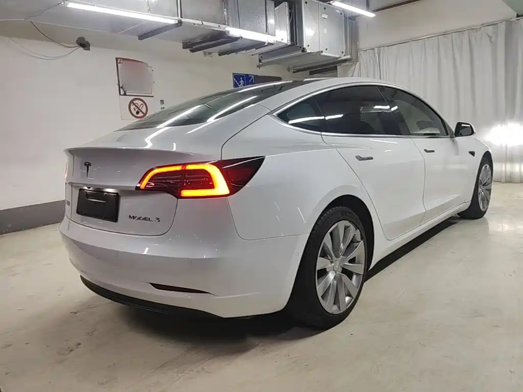 Tesla Model 3 — миниатюра 7