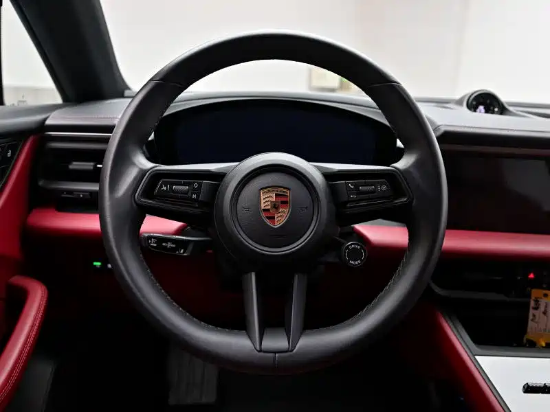 Porsche Macan EV — миниатюра 10