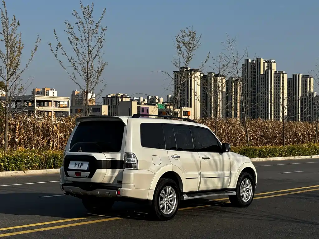 Mitsubishi Pajero (Import) — миниатюра 7