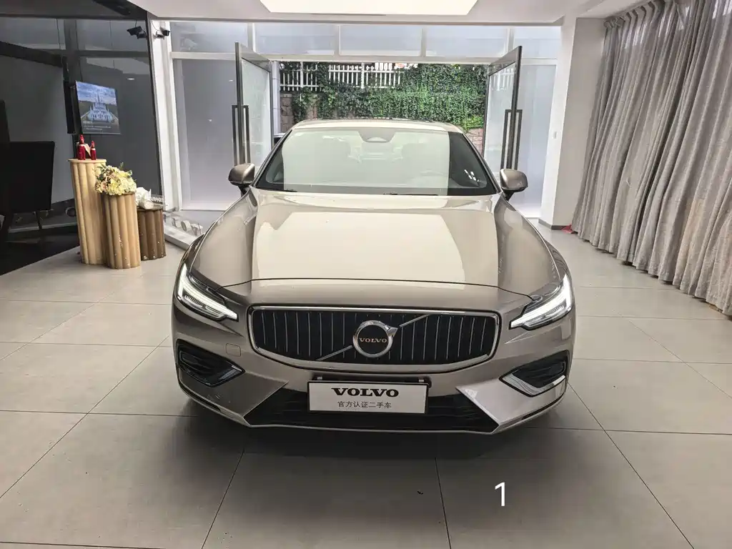 Volvo S60 2025 B4 Luxury