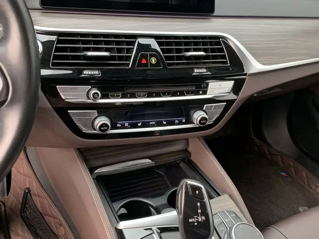 BMW 5 Series New Energy — миниатюра 7