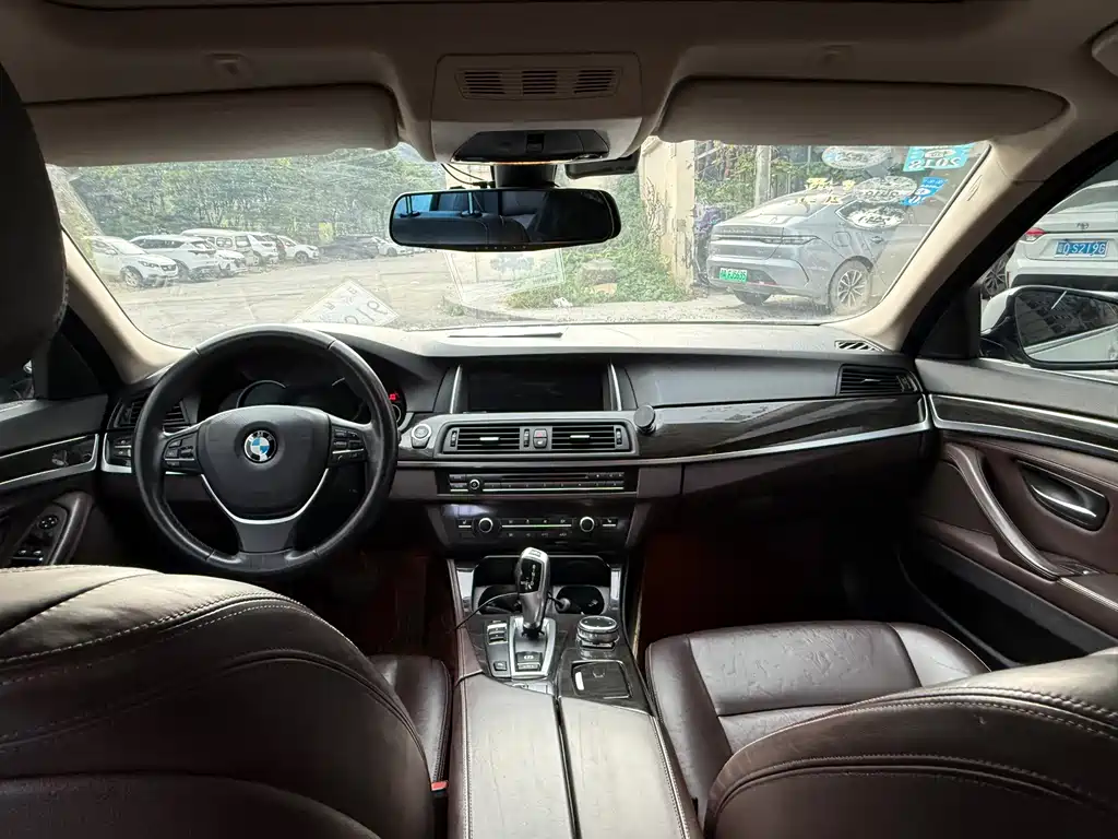 BMW 5 Series — миниатюра 11