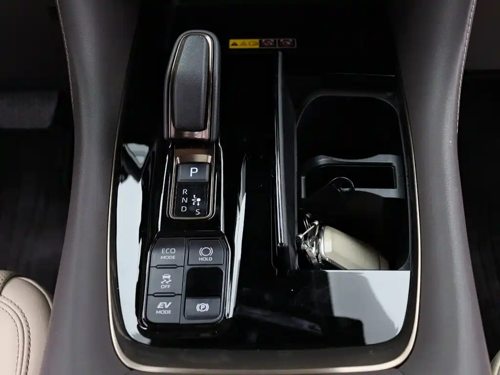 Toyota Alphard — миниатюра 20
