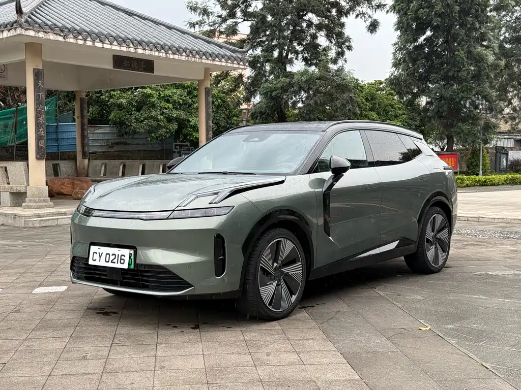 2023 Lynk & Co 08 - zdjęcie 1 z 9