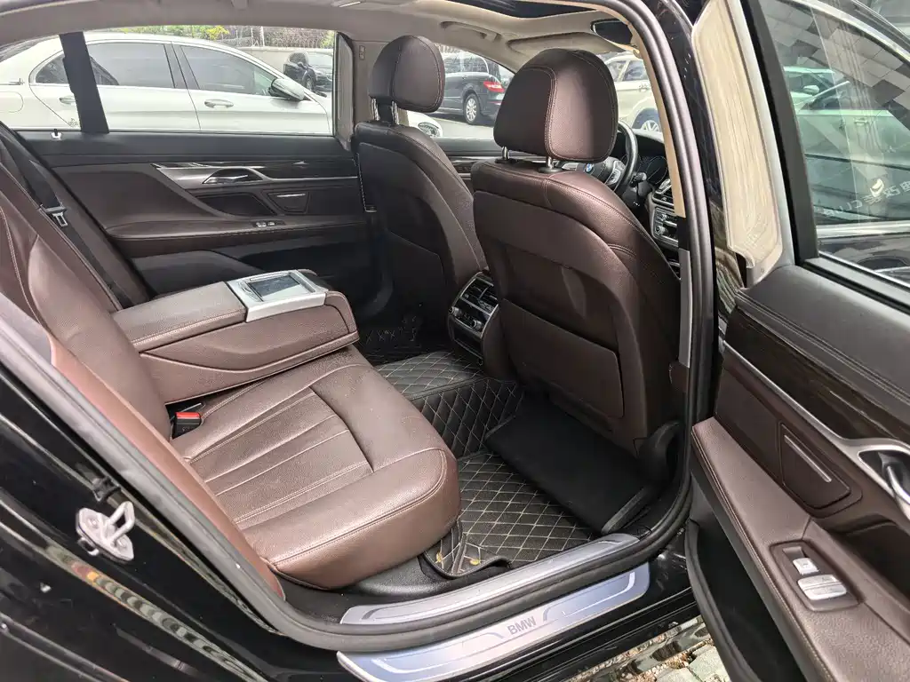 BMW 7 Series — миниатюра 14