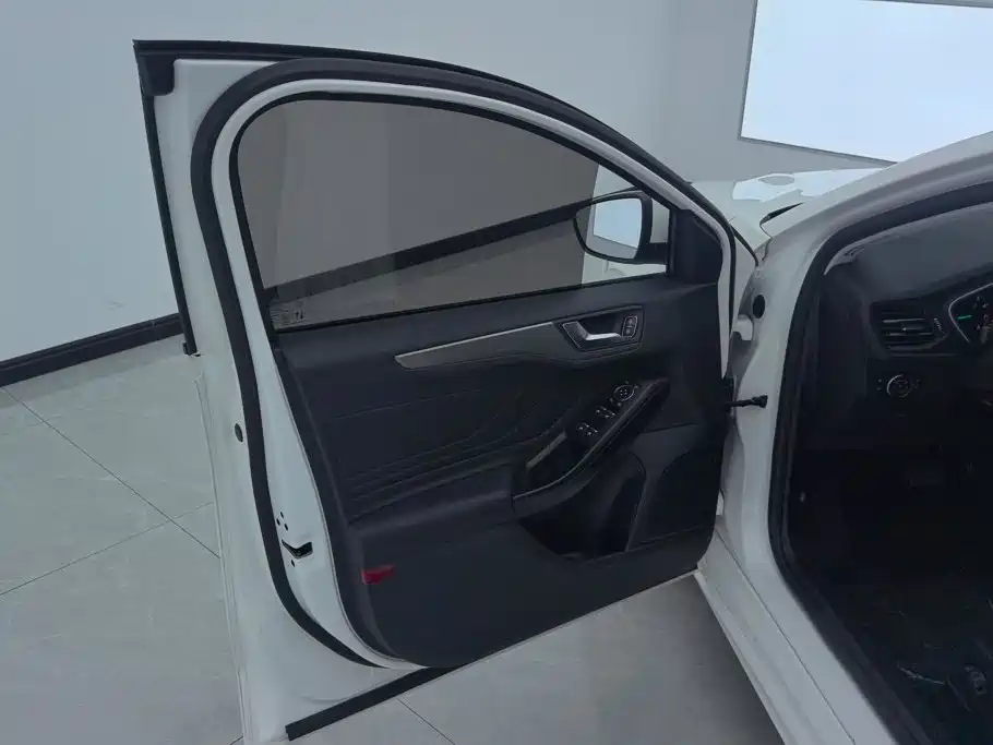 Ford Focus — миниатюра 7