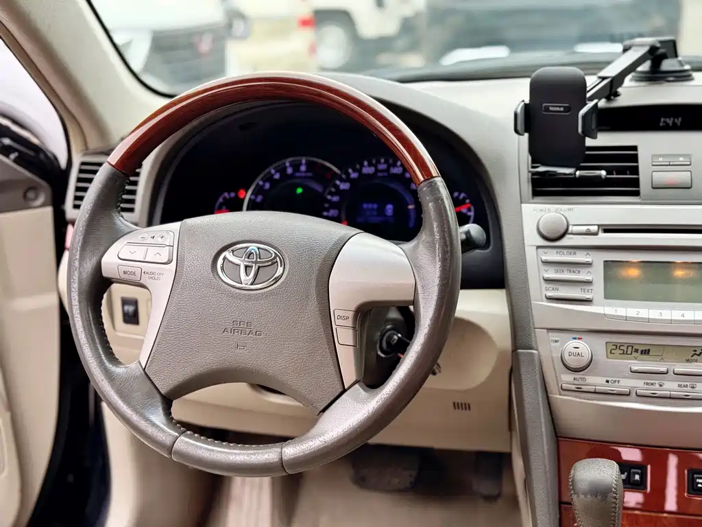 Toyota Camry — миниатюра 9