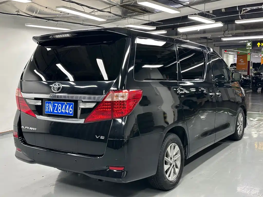 Toyota Alphard — миниатюра 3