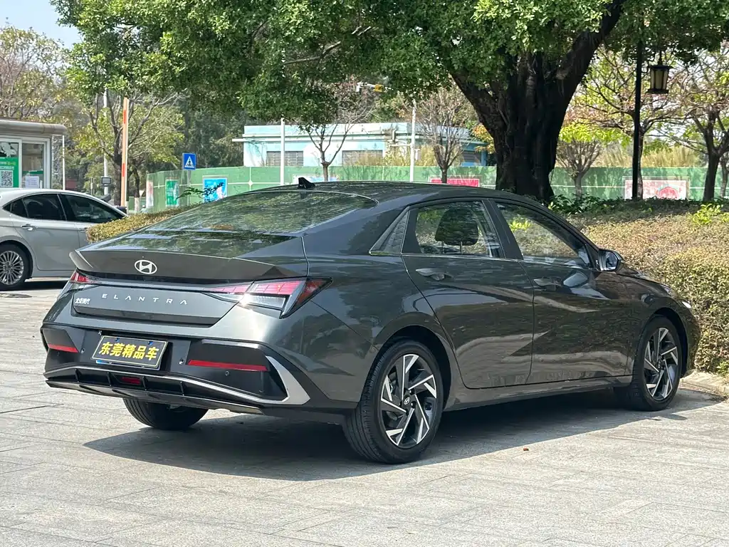 HYUNDAI ELANTRA