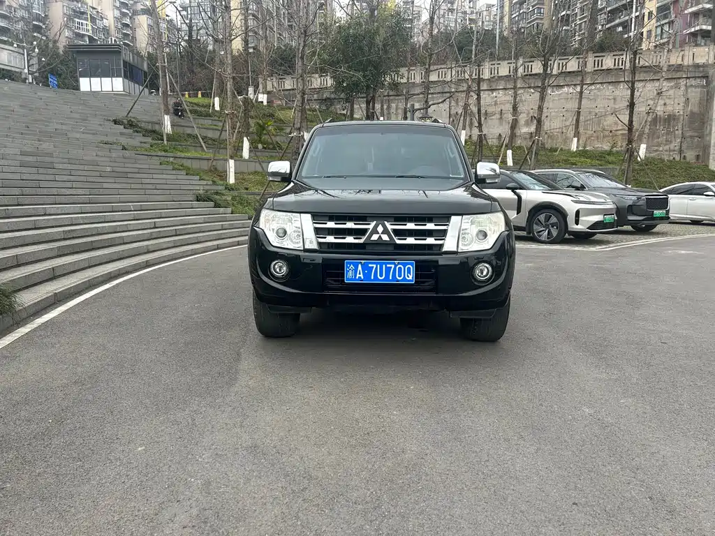Mitsubishi Pajero (Import) 2012