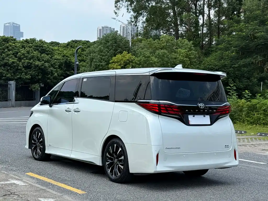 Toyota Alphard — миниатюра 18