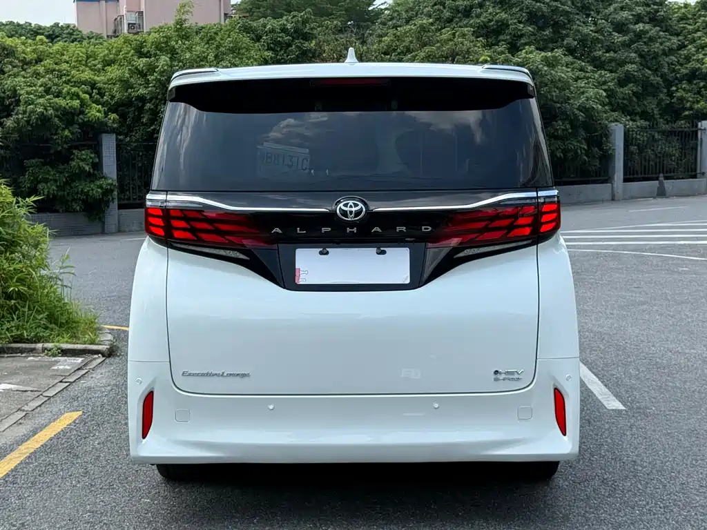 Toyota Alphard — миниатюра 17