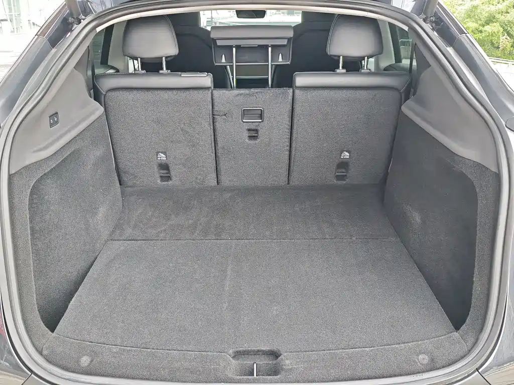 Tesla Model Y — миниатюра 15