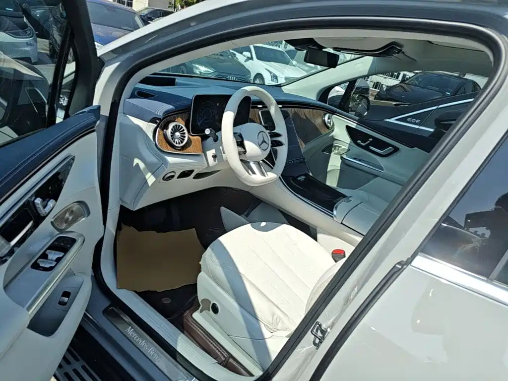 Mercedes-Benz EQE SUV — миниатюра 16