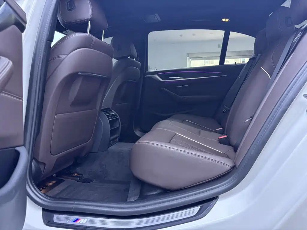 BMW 5 Series — миниатюра 13