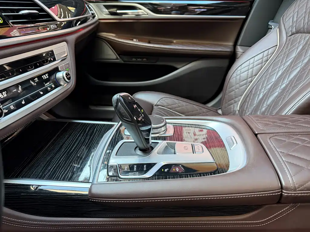 BMW 7 Series — миниатюра 10