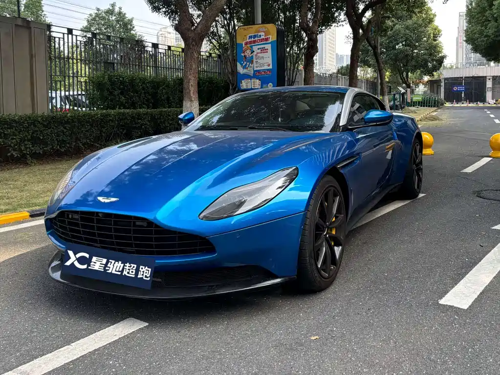 Aston Martin DB11 2021