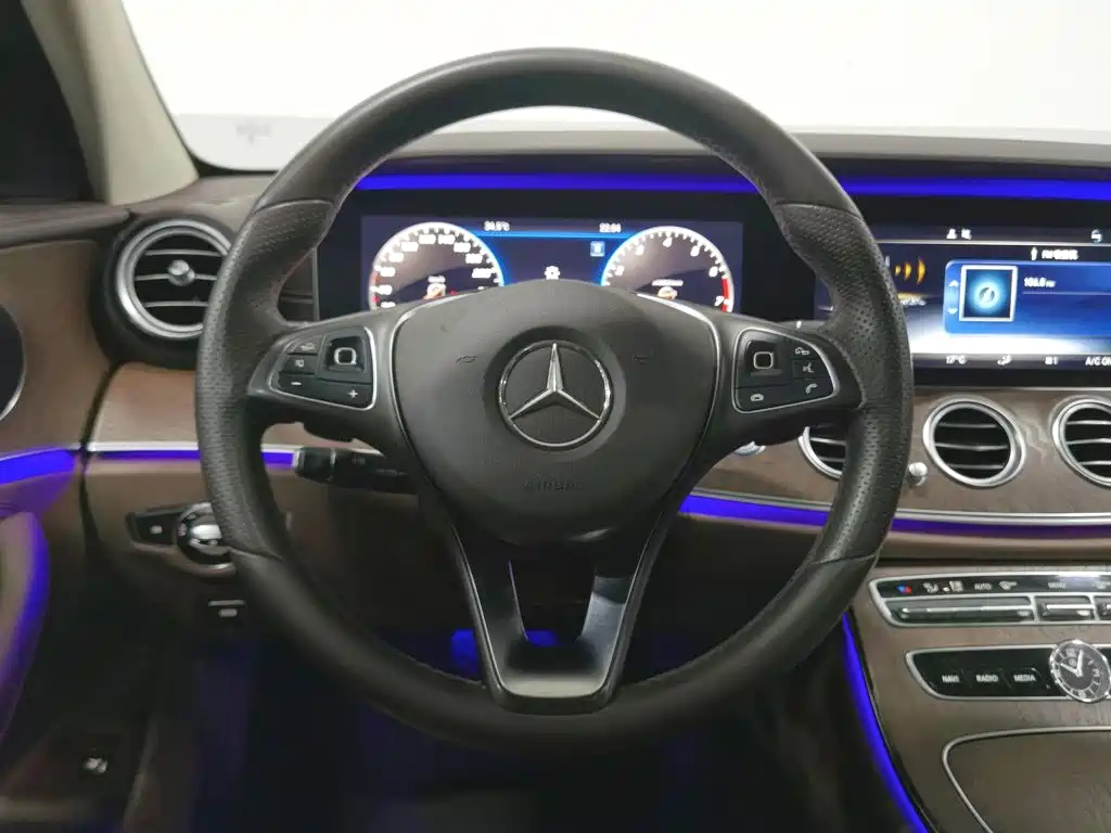 Mercedes-Benz E-Class — миниатюра 11