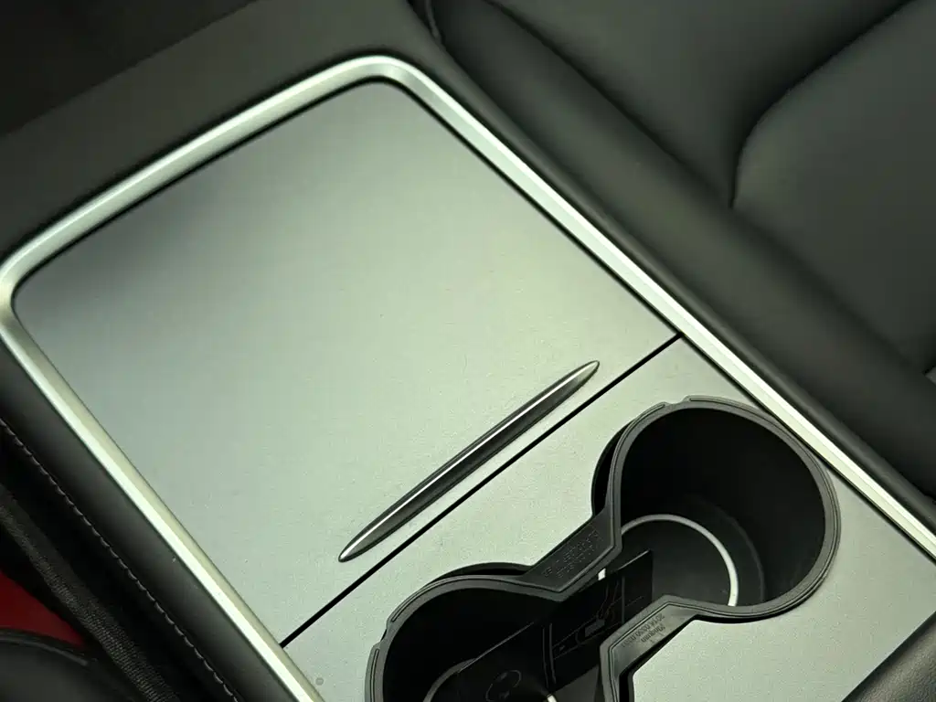 Tesla Model Y — миниатюра 13