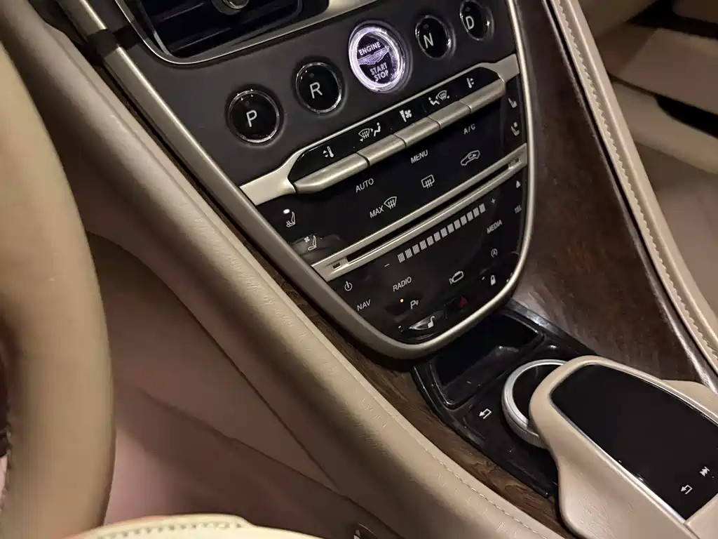 Aston Martin DB11 — миниатюра 5