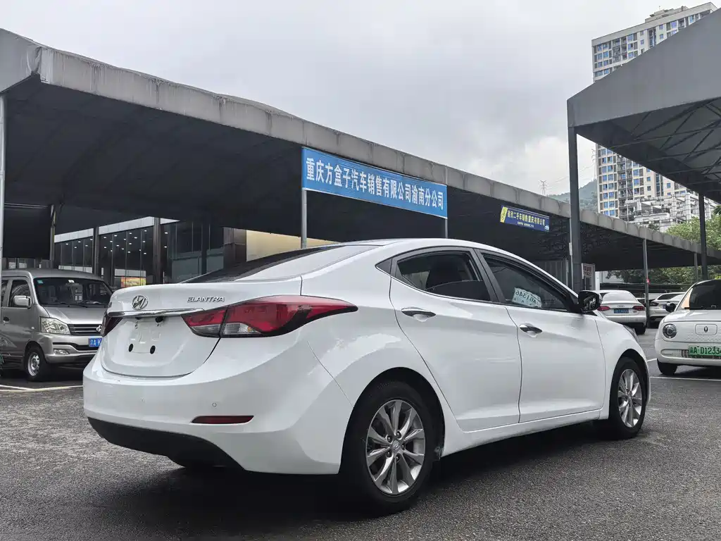 Hyundai Elantra 2016 1.6L AT Luxury