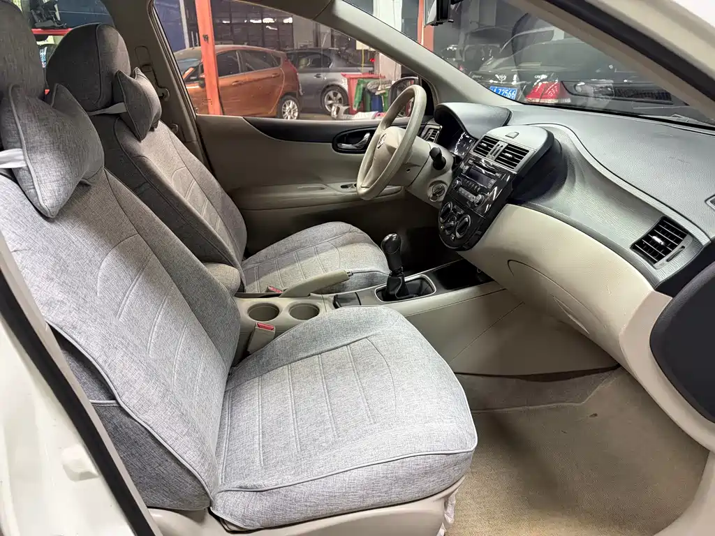 Nissan Tiida 2011 1.6L MT Comfort