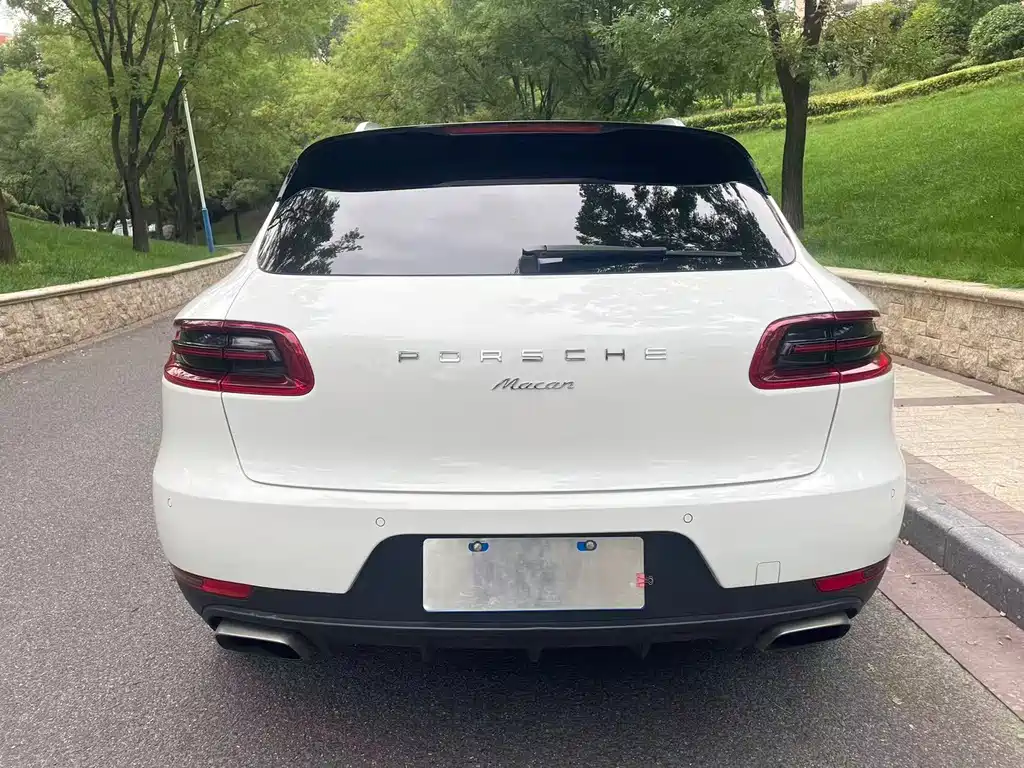 PORSCHE MACAN