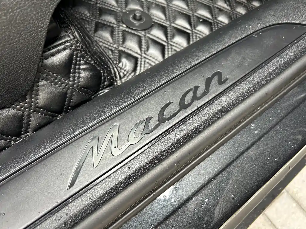 PORSCHE MACAN
