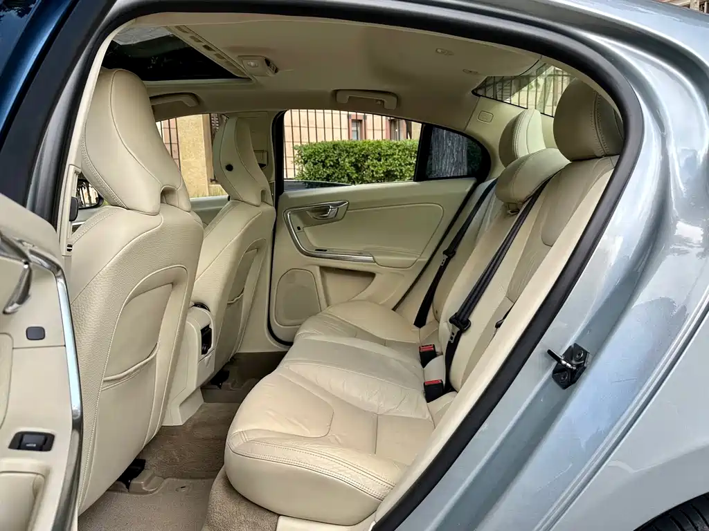 Volvo S60 (Import) — миниатюра 12