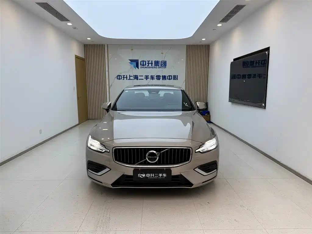Volvo S60 2025 B4 Luxury