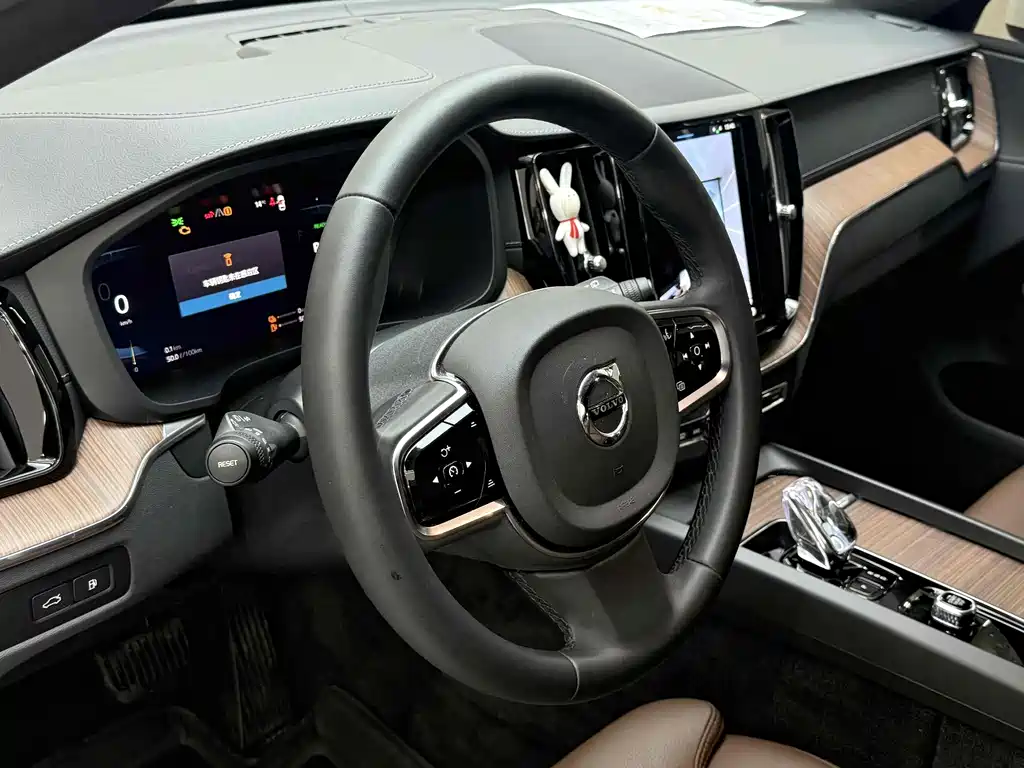 VOLVO XC60 PLUG IN HYBRID