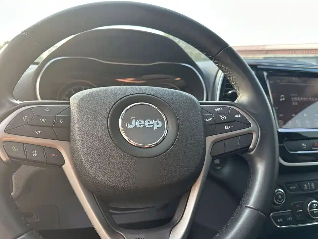 Jeep Cherokee — миниатюра 12