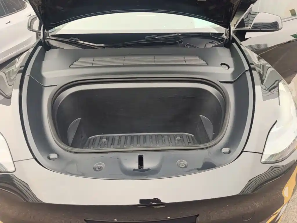 Tesla Model Y — миниатюра 20
