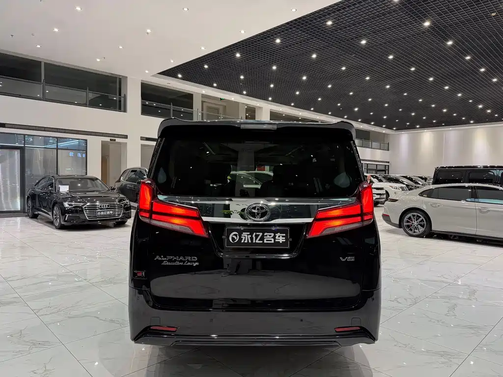 Toyota Alphard — миниатюра 11