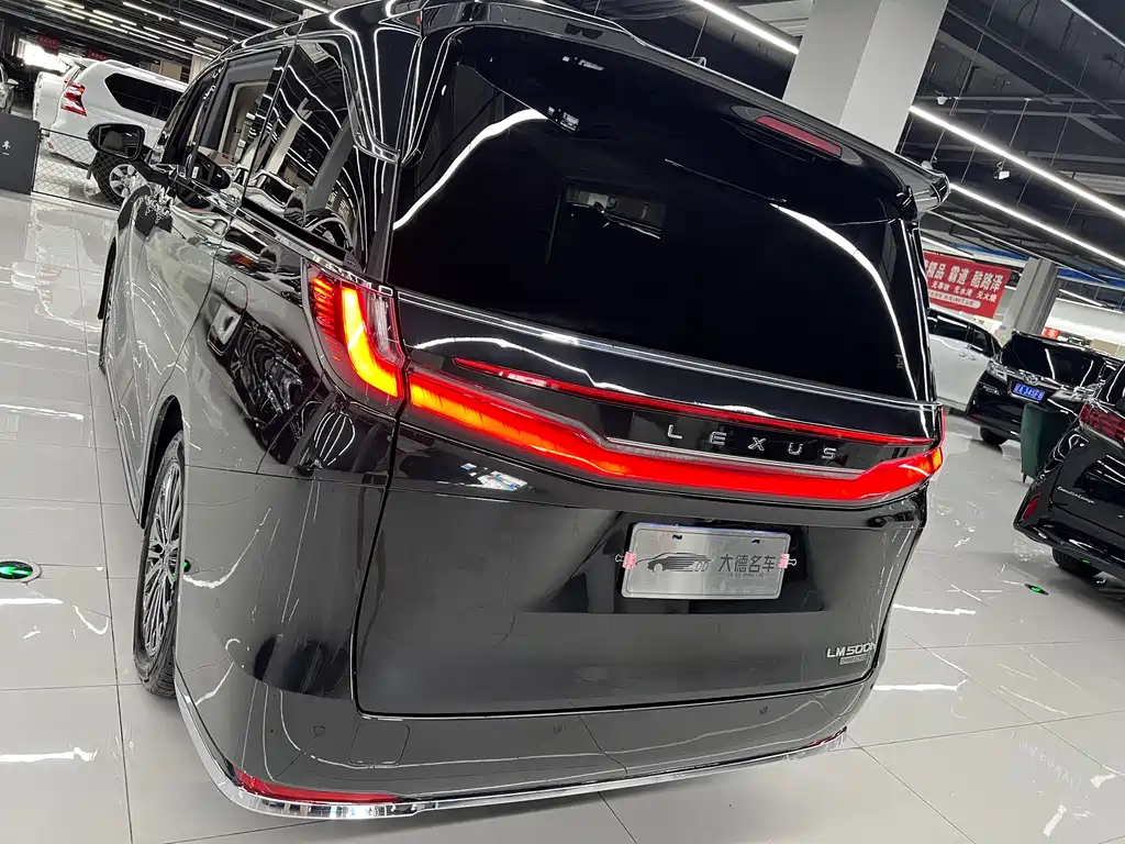 Lexus LM 2023 500h мест