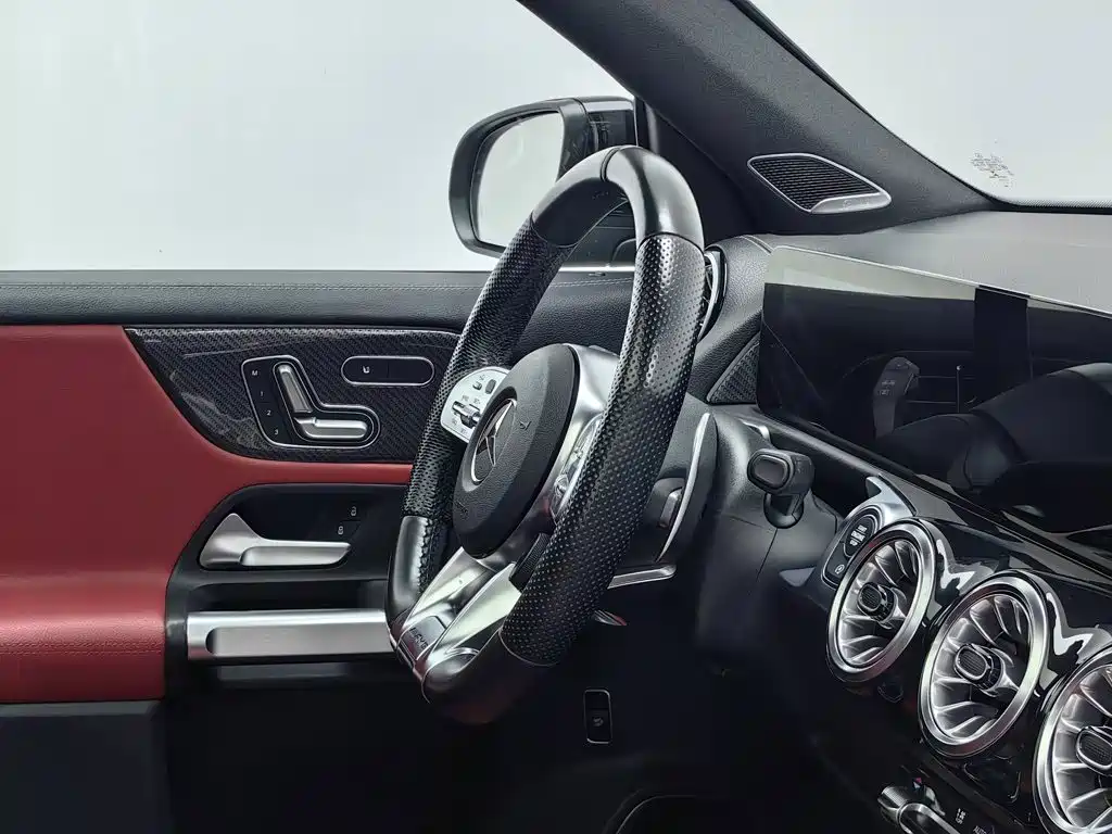 Mercedes-Benz GLB AMG — миниатюра 22