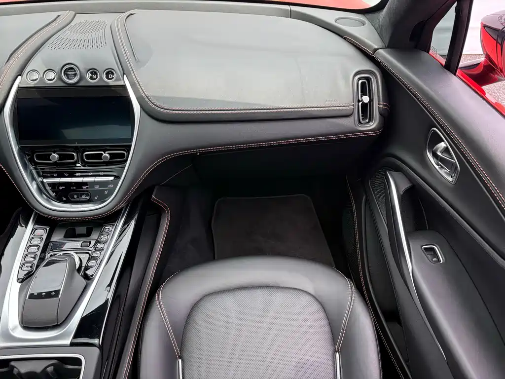 Aston Martin DBX — миниатюра 8