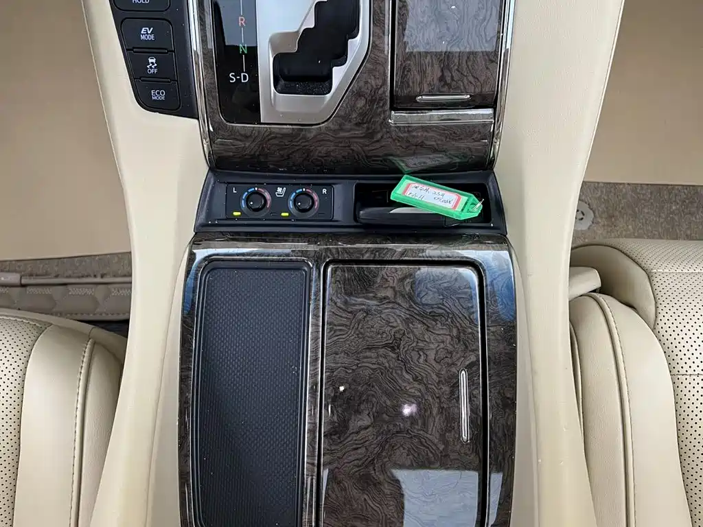 Toyota Alphard — миниатюра 24