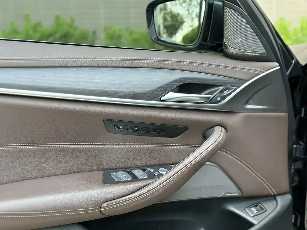 BMW 5 Series — миниатюра 11