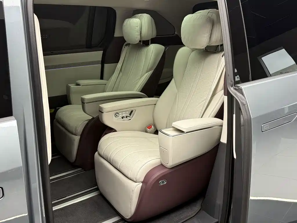 XPeng X9 — миниатюра 10
