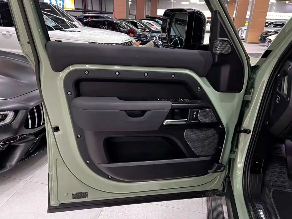 Land Rover Defender — миниатюра 13