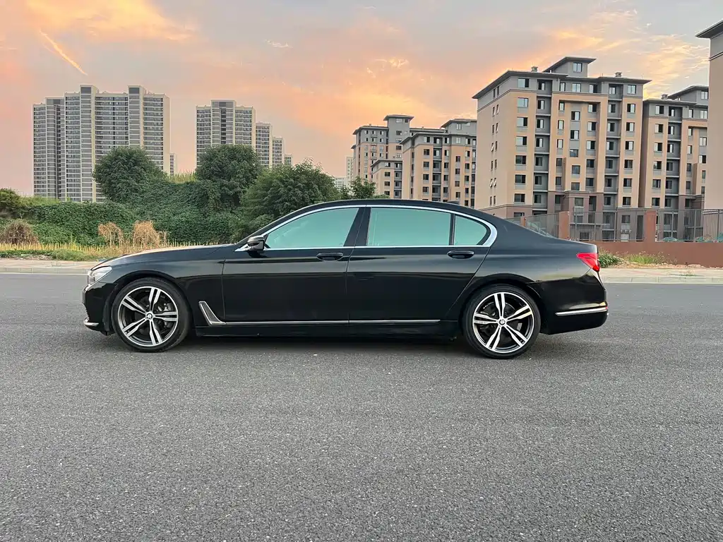 BMW 7 Series — миниатюра 4