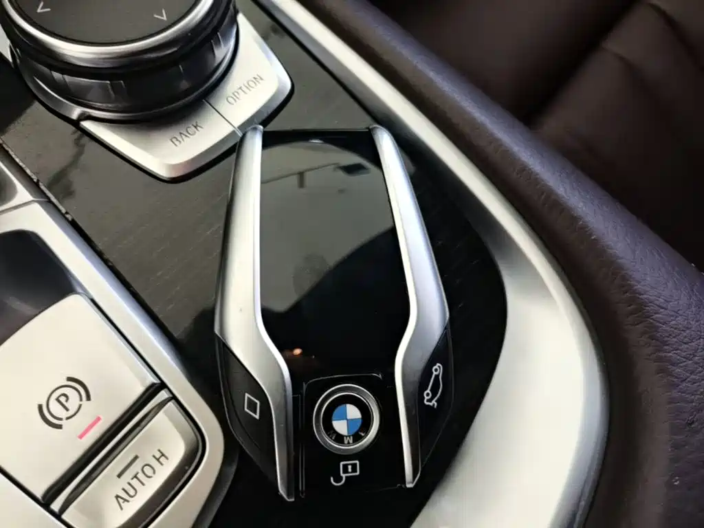 BMW 7 Series — миниатюра 9