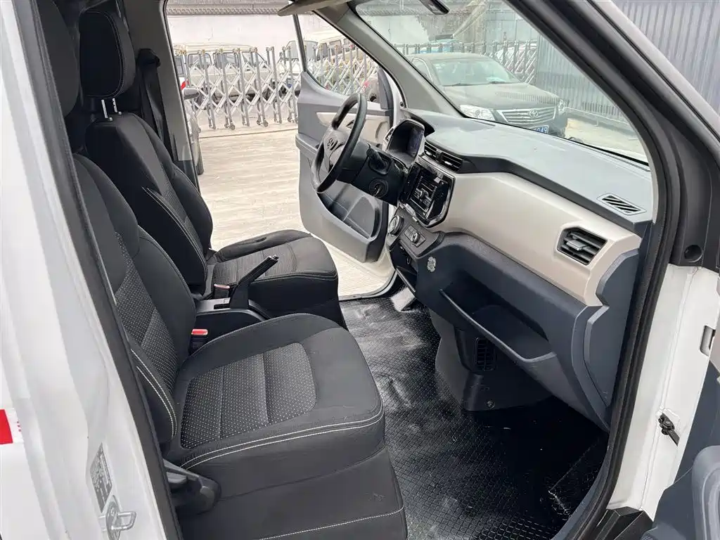 SAIC MAXUS CHASE EV30