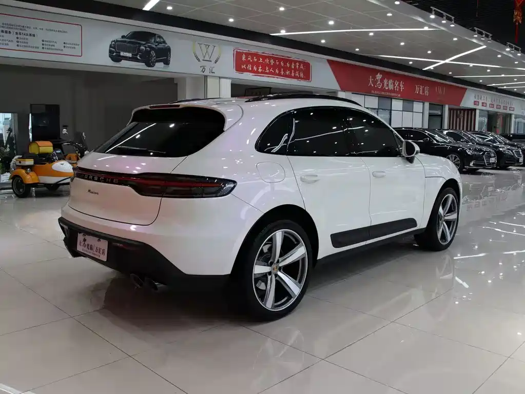 PORSCHE MACAN