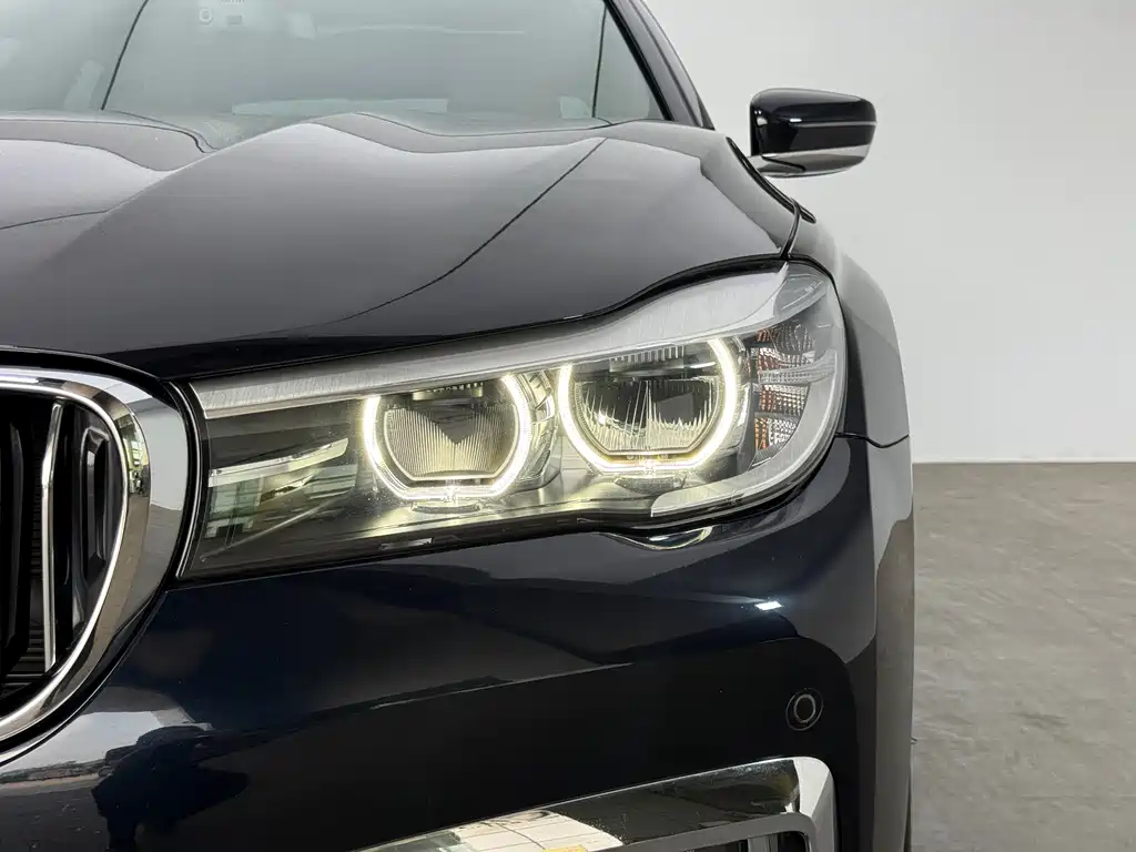 BMW 7 Series — миниатюра 12