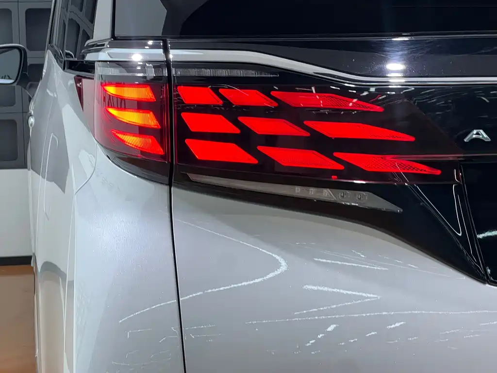 Toyota Alphard — миниатюра 9
