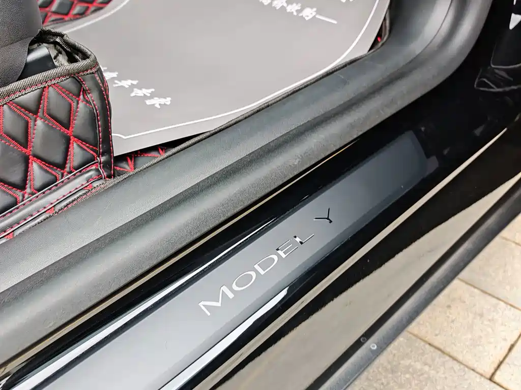 Tesla Model Y — миниатюра 12