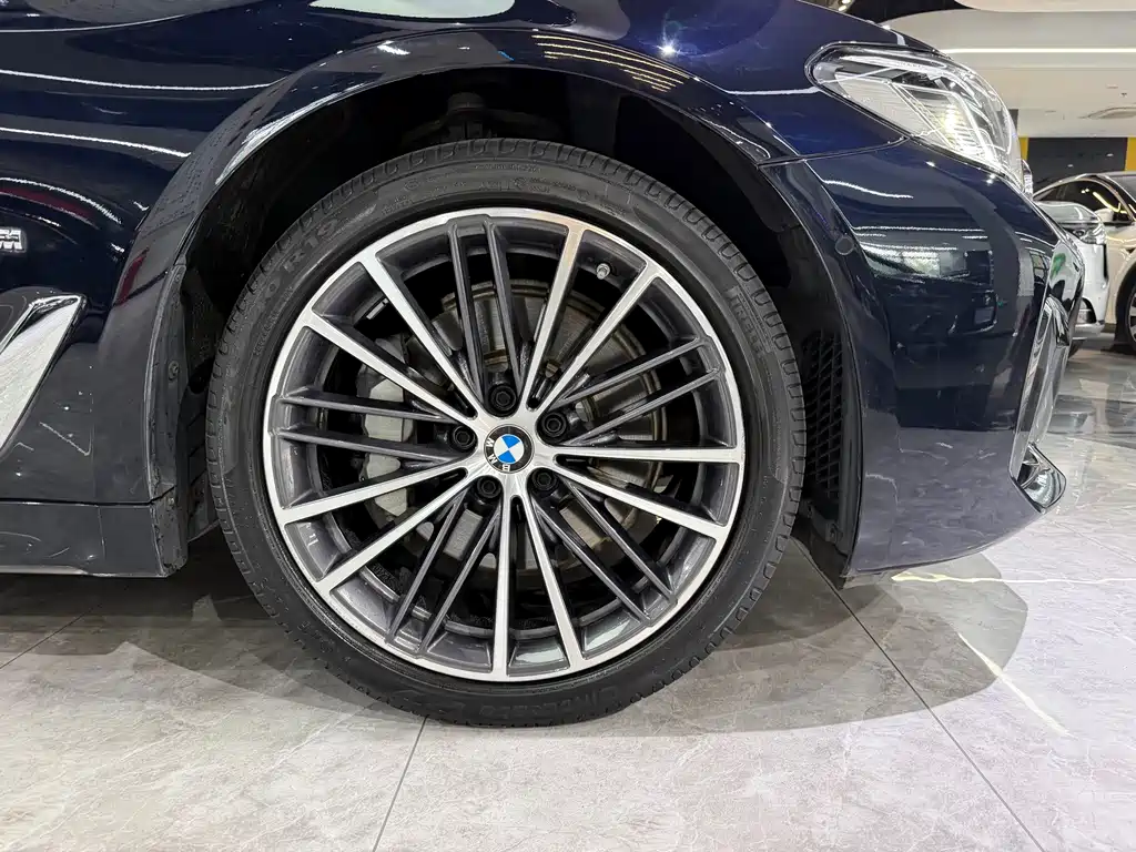 BMW 5 Series — миниатюра 13